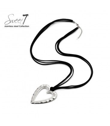 Halsketting zilverkleurig met open hart hanger en zwart koord