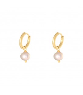 Goudkleurige oorbellen met een roze parelbedel