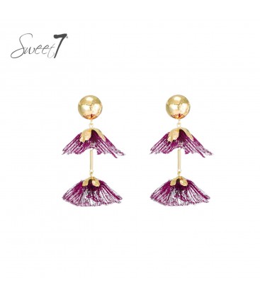 Oorbellen roze met trendy kwastjes en goudkleurige bolsluiting