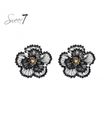 Oorbellen zwart met draadstructuur met bloemdesign en goudkleurige kern