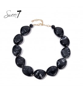 Zwarte korte halsketting met goudkleurige kraaltjes