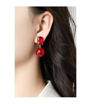 Oorclips met rode vierkante glas steen en glanzende bol als hanger