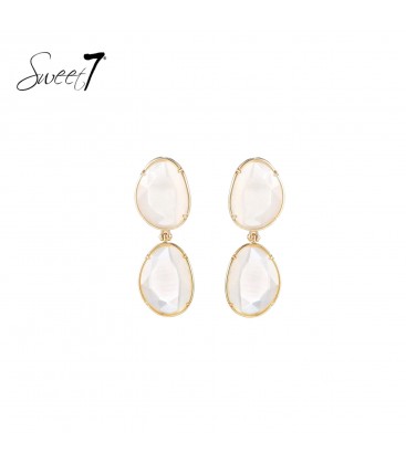 Oorbellen met beige cat eye steen en een goudkleurige rand