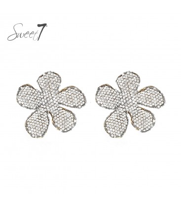 Oorbellen met glanzende bloemblaadjes gevuld met kristallen steentjes