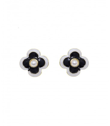 Zwarte bloemen oorclips met een creme rand en een pareltje
