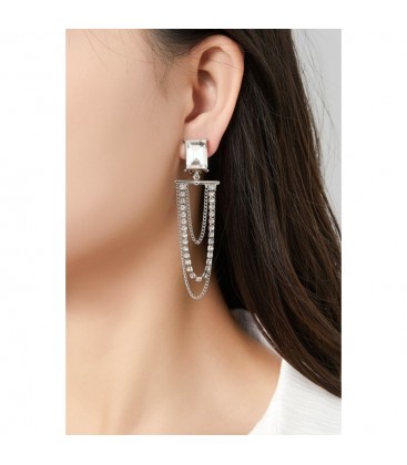 Oorclips zwart met donkere metalen schakels en heldere glas steentjes