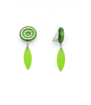 Oorclips in groene kleur met metalen accenten en kraal hanger