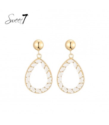 Oorbellen met witte blaadjes in ovale vorm