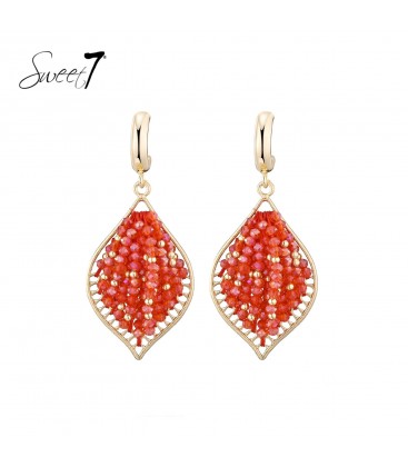 Oorbel met rode kralen en goudkleurig omlijsting