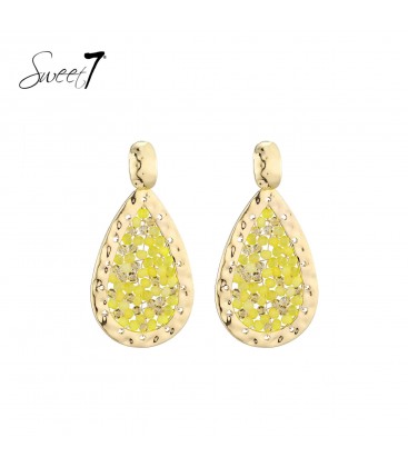 Oorbellen met gele kralen en opengewerkt goudkleurig frame