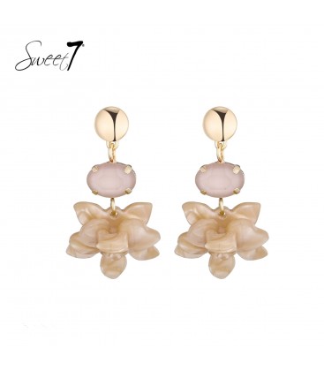 Oorbellen beige bloemen en een ovaal glas steentje