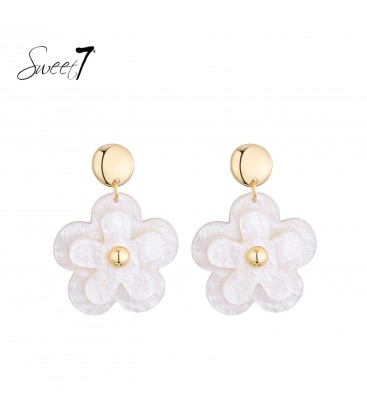 Oorbellen wit met speelse bloemvorm en chique afwerking