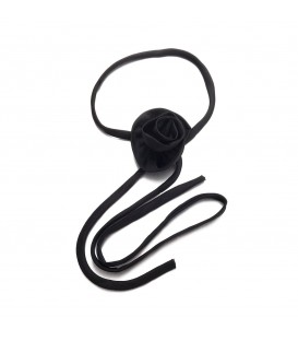 Halsketting met lange linten en zwarte bloem