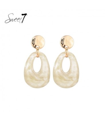 Oorbellen beige met een goudkleurig oorstukje