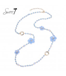 Halsketting met lichtblauwe bloemen en kralen