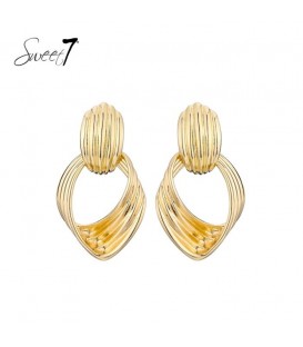 Oorbellen goudkleurig met geribbeld motief