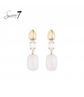 Oorbellen met witte hangers en goudkleurige details