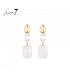 Oorbellen met witte hangers en goudkleurige details
