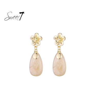 Oorbellen met goudkleurig bloemdetail en beige hanger