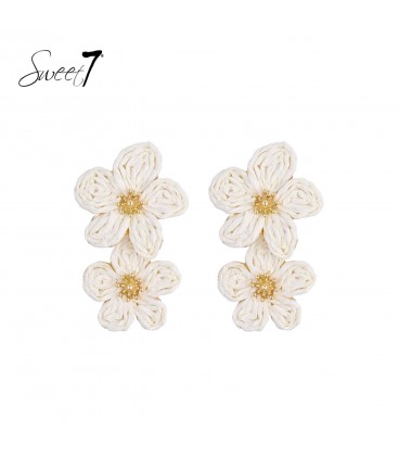 Oorbellen met witte oranje bloemen en goudkleurig accenten