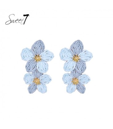 Oorbellen met dubbele lichtblauwe bloemen en goudkleurig hart