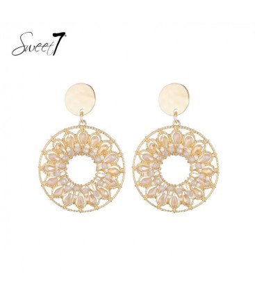 Oorbellen met gouden cirkel en beige glas kralen