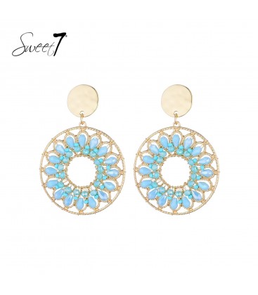 Oorbellen met blauwe stenen en goudkleurige open cirkel