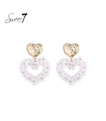 Oorbellen met gouden hart en witte bloemen in open hartvorm