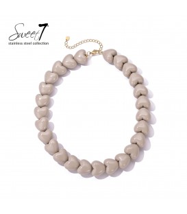 Halsketting met beige hartjes en goudkleurige sluiting