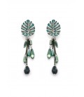 Oorclips met groen blad en kristal hangers aan een kettinkje
