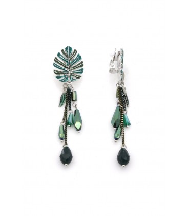 Oorclips met groen blad en kristal hangers aan een kettinkje