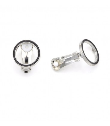 Oorclips zwart met strakke ronde vorm en zilverkleurige achterkant