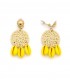 Oorclips met gele schelpen en rotan detail