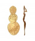 Oorclips met goudkleurige ronde vormen en gehamerd design.