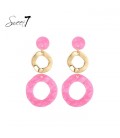 Oorbellen met roze hanger en goudkleurige schakel