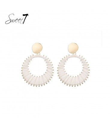 Oorbellen met goudkleurige knop en witte hanger