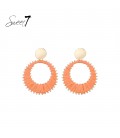 Oorbellen oranje raffia hanger en een goudkleurige knop