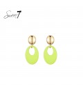 Oorbellen in neon groene kleur met goudkleurige stud