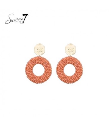 Oorbellen oranje met elegante kralenring en goudkleurige afwerking