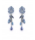 Oorclips met blauw blad en kristal hangers aan een kettinkje