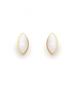 Oorclips met ovale witte steen en goudkleurige rand
