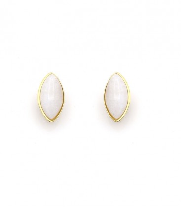 Oorclips met ovale witte steen en goudkleurige rand