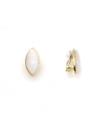 Oorclips met ovale witte steen en goudkleurige rand