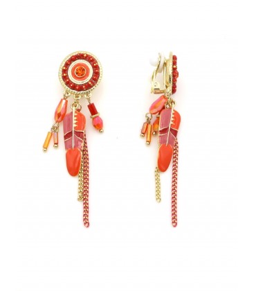Oorclips met rood en oranje kleuren en sierlijke kettingen