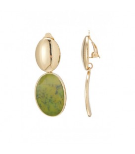 Oorclips met ovale groene parelmoer hanger en gemarmerd effect.