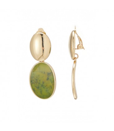 Oorclips met ovale groene parelmoer hanger en gemarmerd effect.