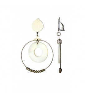Oorclips wit met parelmoer hanger en zilverkleurige ring en kralen