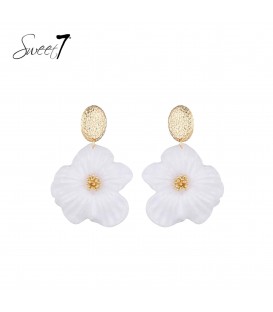 Oorbellen witte bloem met goudkleurige accenten