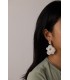 Oorbellen witte bloem met goudkleurige accenten
