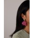 Oorbellen met een grote fuchsia roze bloem en goudkleurige bovenkant.